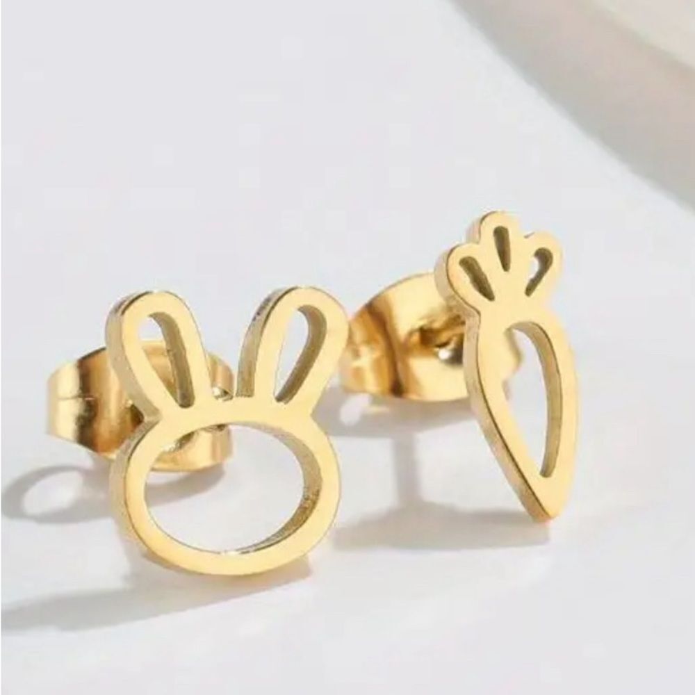 NWT MINIMALIST BUNNY & CARROT GOLD STUD EARRINGS